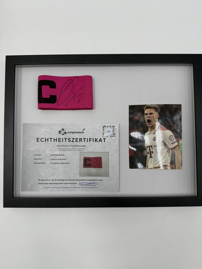 Kapitänsbinde Joshua Kimmich signiert im Rahmen FC Bayern München Autogramm