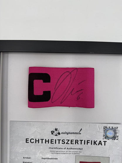 Kapitänsbinde Joshua Kimmich signiert im Rahmen FC Bayern München Autogramm