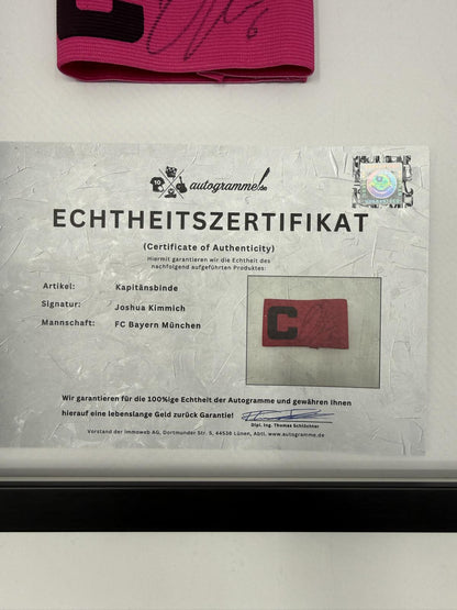 Kapitänsbinde Joshua Kimmich signiert im Rahmen FC Bayern München Autogramm