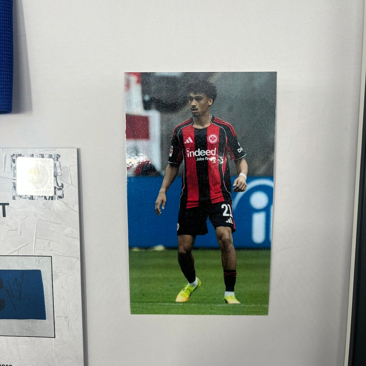Kapitänsbinde Nathaniel Brown signiert im Rahmen Eintracht Frankfurt blau