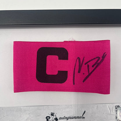Kapitänsbinde Nathaniel Brown signiert im Rahmen Eintracht Frankfurt pink