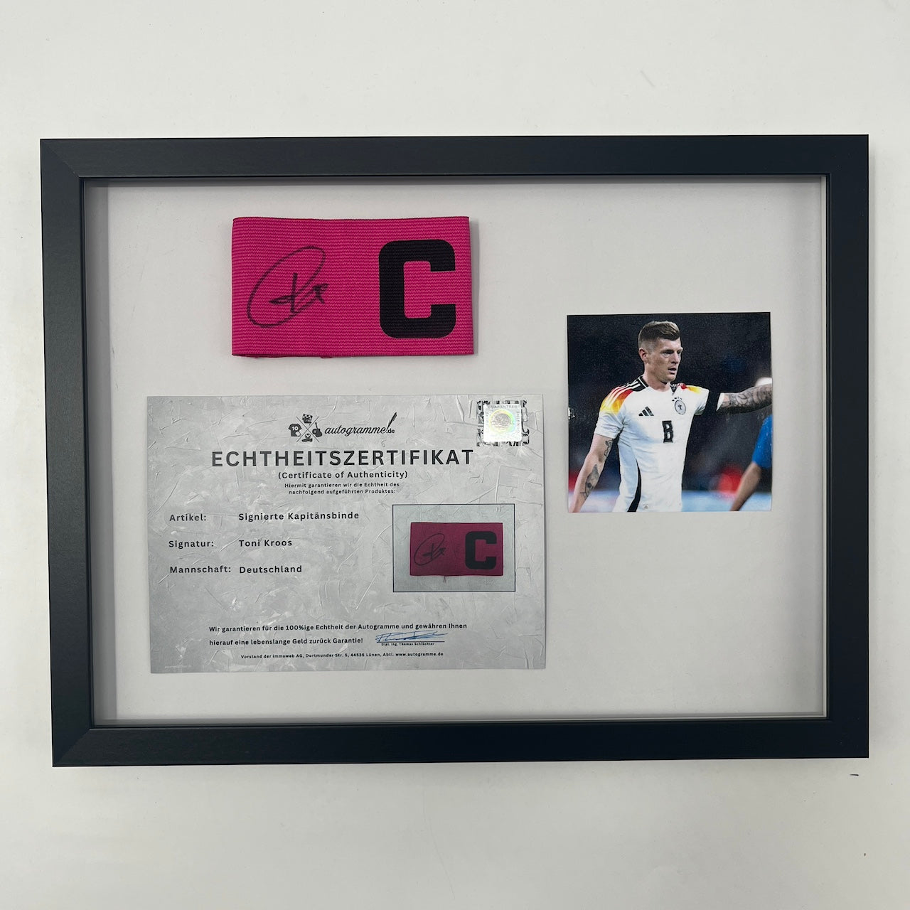 Kapitänsbinde Toni Kroos signiert im Rahmen Deutschland pink
