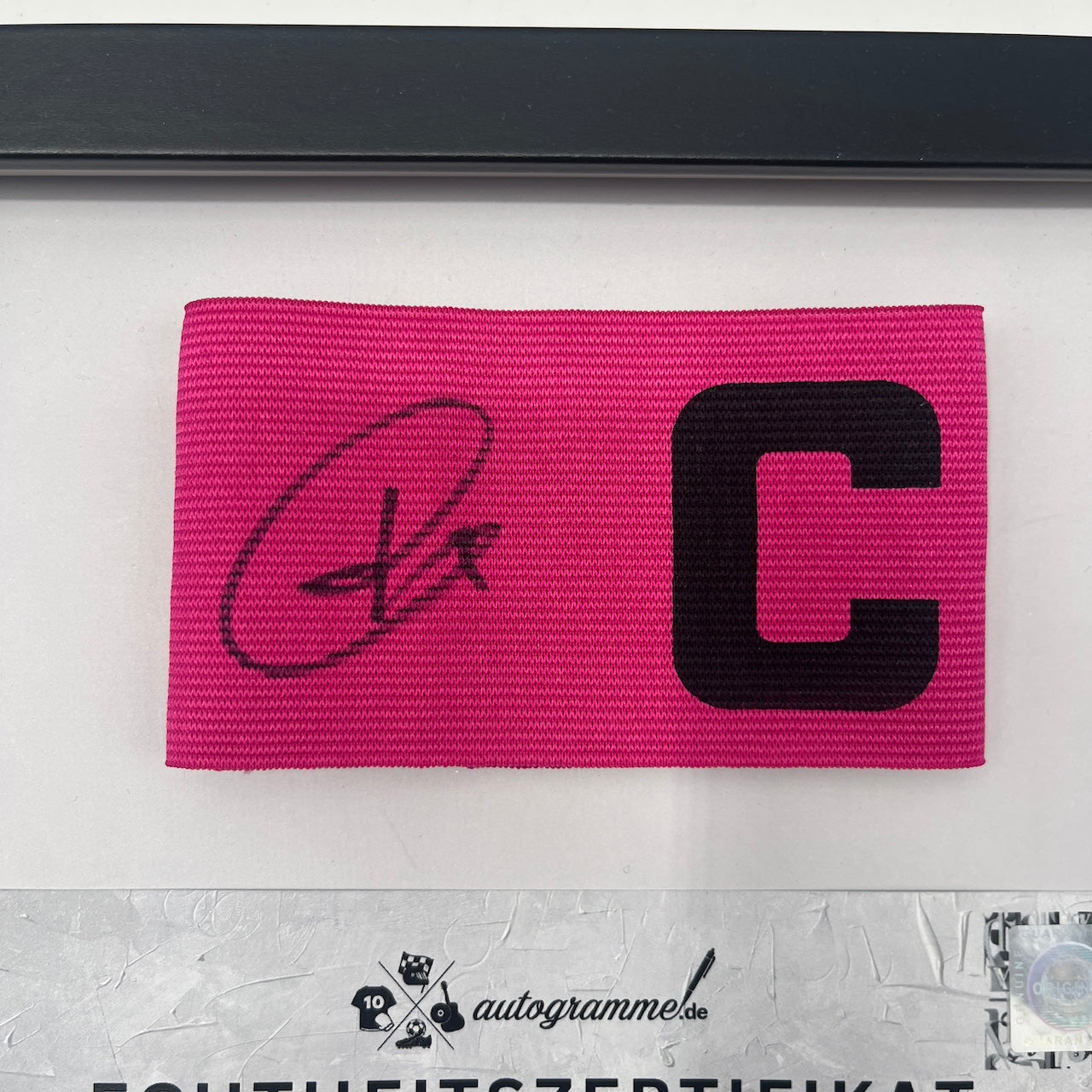 Kapitänsbinde Toni Kroos signiert im Rahmen Deutschland pink