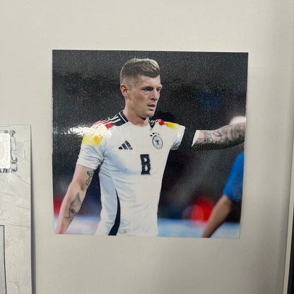 Kapitänsbinde Toni Kroos signiert im Rahmen Deutschland pink