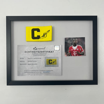 Kapitänsbinde Nicolas Jackson signiert im Rahmen Bayern München