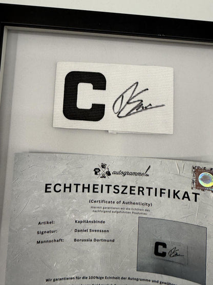 Kapitänsbinde Daniel Svensson signiert im Rahmen Borussia Dortmund COA