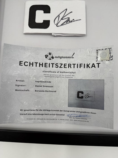 Kapitänsbinde Daniel Svensson signiert im Rahmen Borussia Dortmund COA