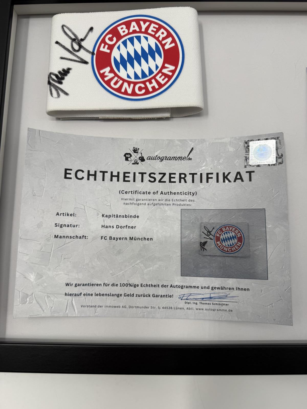 Kapitänsbinde Hans Dorfner signiert im Rahmen Bayern München Fußball Autogramm