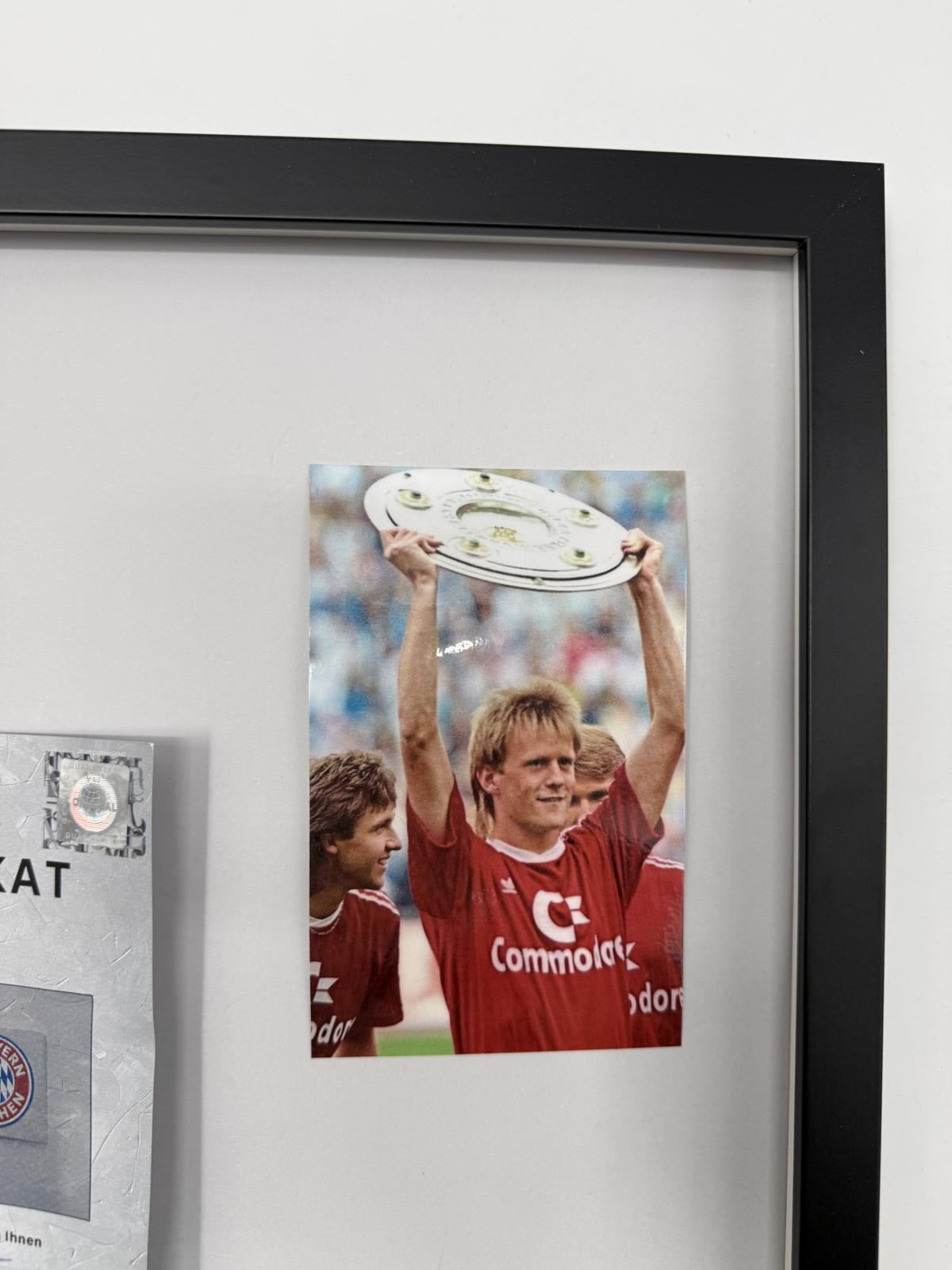 Kapitänsbinde Hans Dorfner signiert im Rahmen Bayern München Fußball Autogramm