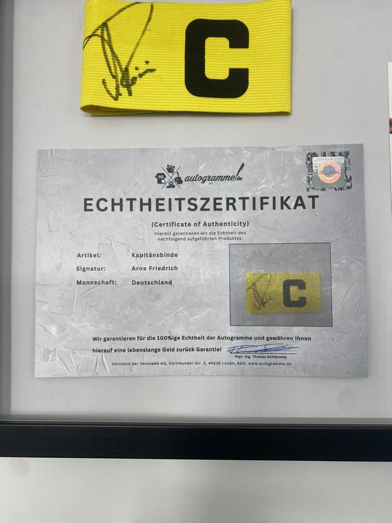 Brazalete de capitán firmado por Arne Friedrich enmarcado, certificado de autenticidad de Alemania.