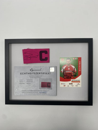 Brazalete de capitán firmado por Benjamin Auer en el marco del FSV Mainz 05 COA