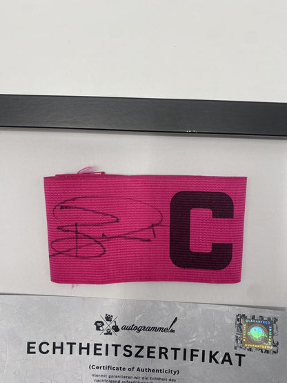 Brazalete de capitán firmado por Benjamin Auer en el marco del FSV Mainz 05 COA