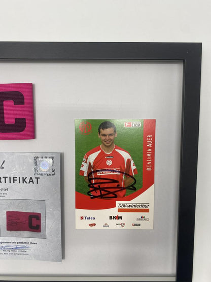 Brazalete de capitán firmado por Benjamin Auer en el marco del FSV Mainz 05 COA