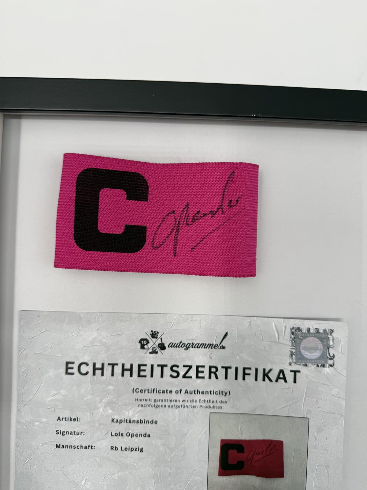 Kapitänsbinde Lois Openda signiert im Rahmen RB Leipzig Autogramm