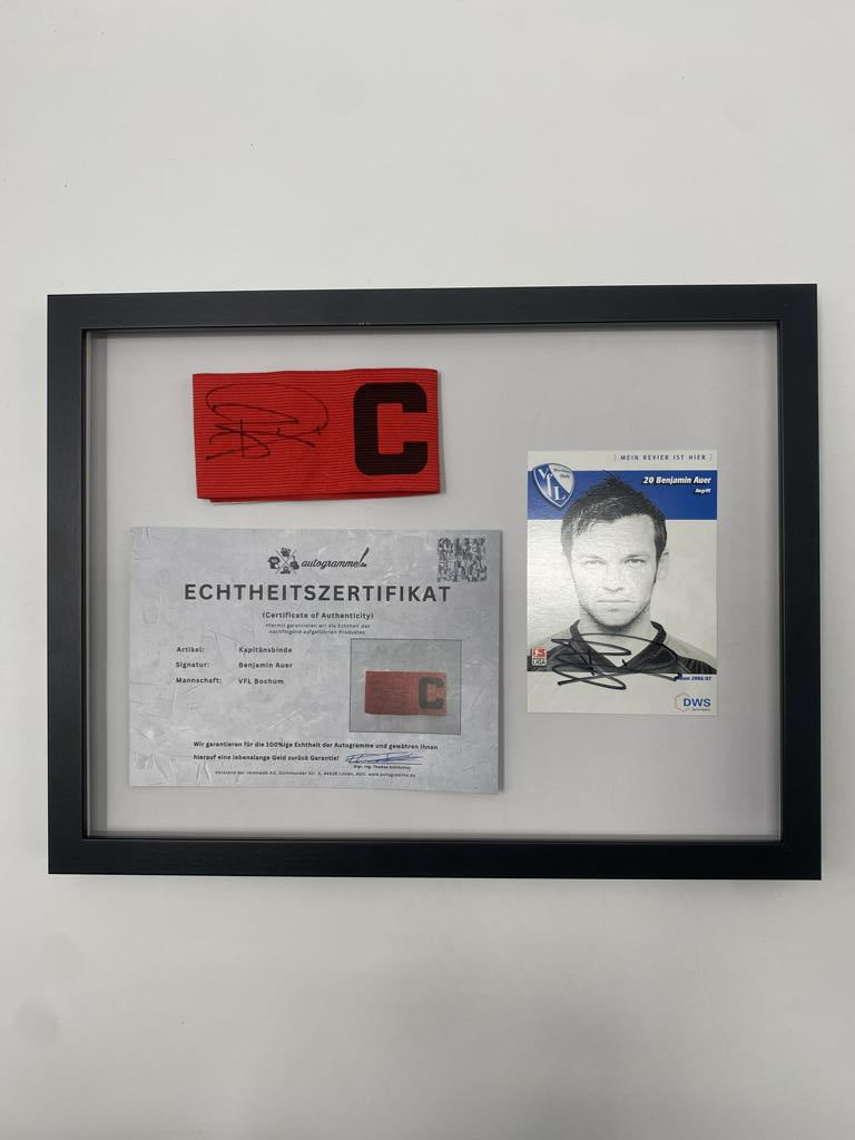Brazalete de capitán firmado por Benjamin Auer en el marco del certificado de autenticidad del VFL Bochum.