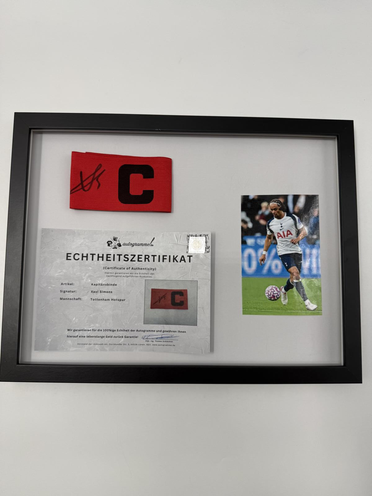 Kapitänsbinde Xavi Simons signiert im Rahmen Tottenham Hotspur