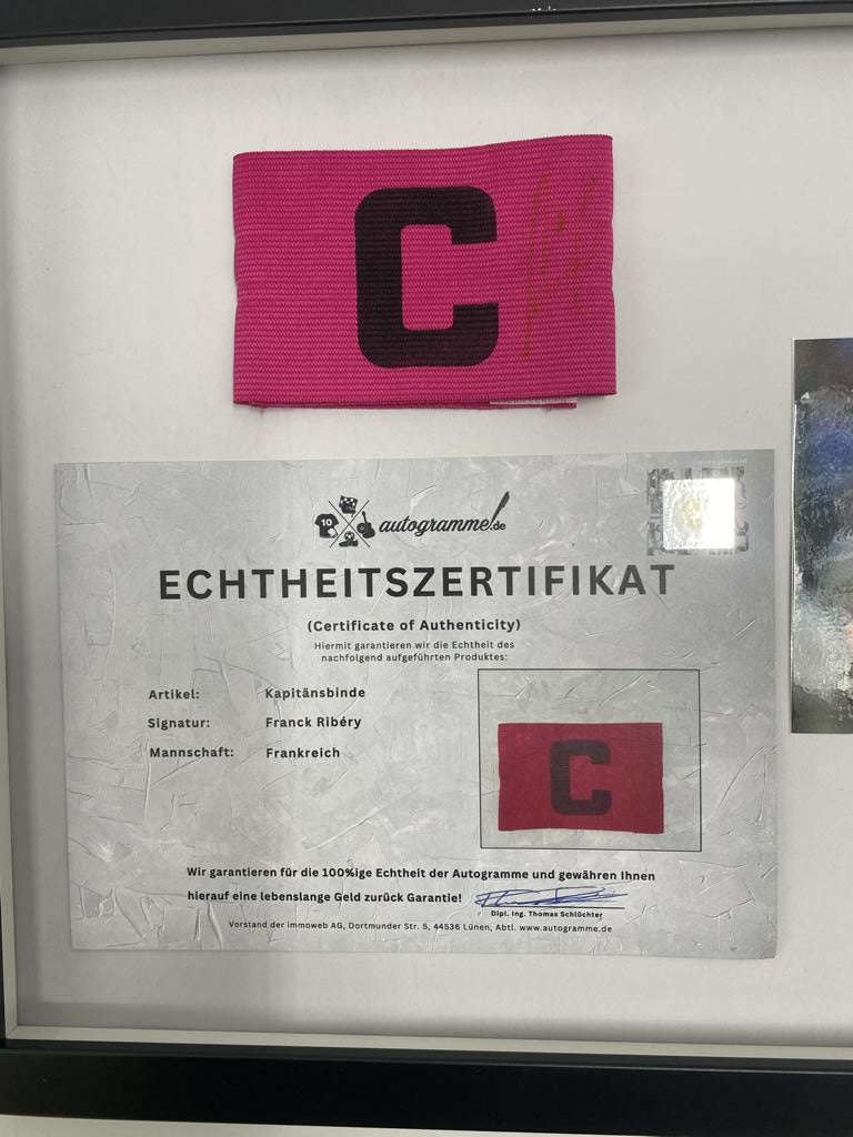 Brazalete de capitán firmado por Franck Ribéry enmarcado, Francia, certificado de autenticidad.