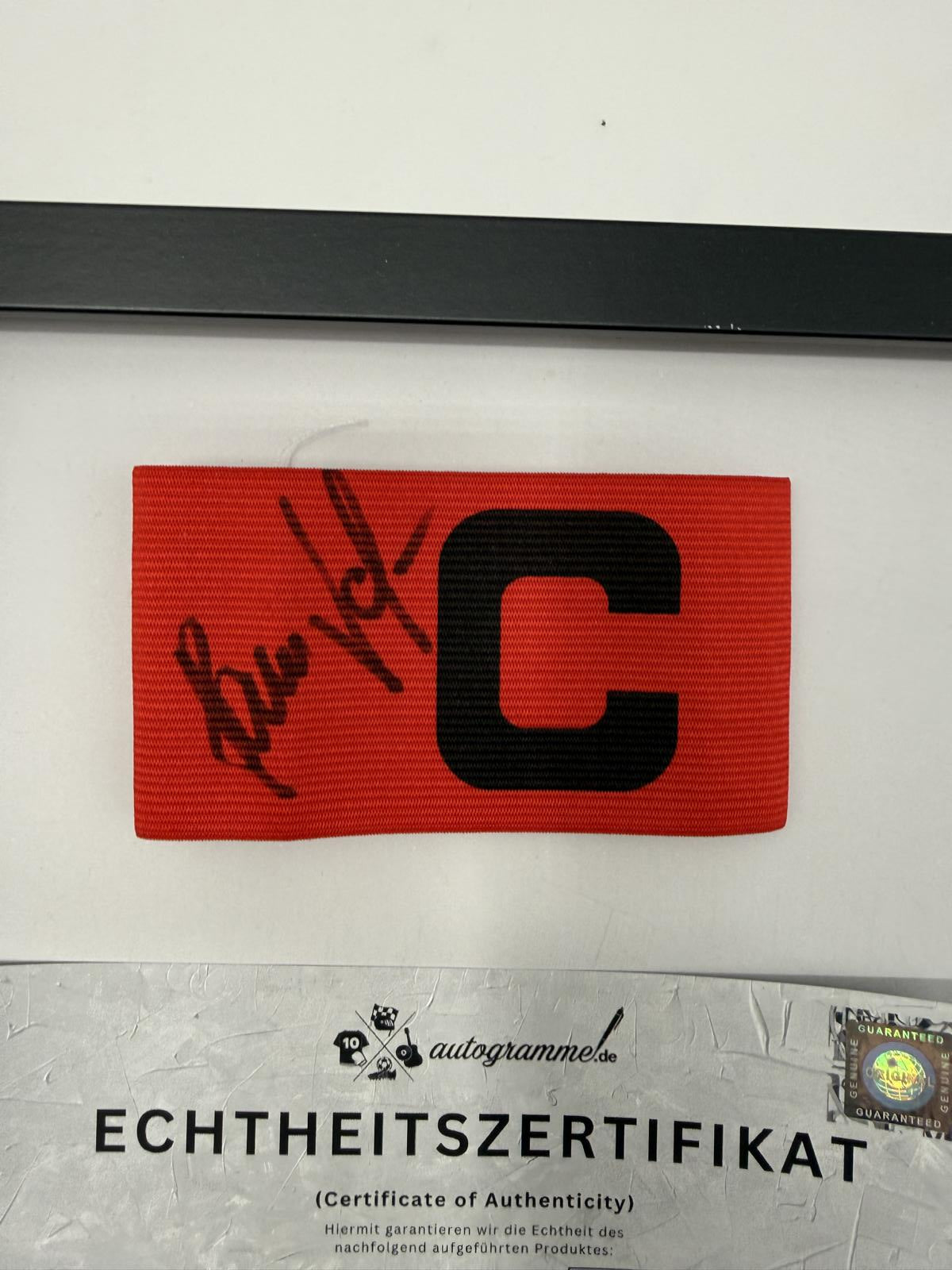 Kapitänsbinde Hans Dorfner signiert im Rahmen Bayern München Fußball Autogramm