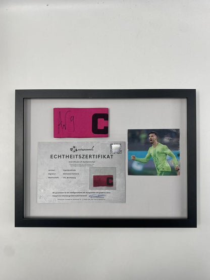 Kapitänsbinde Mohamed Amoura signiert im Rahmen Wolfsburg Autogramm COA