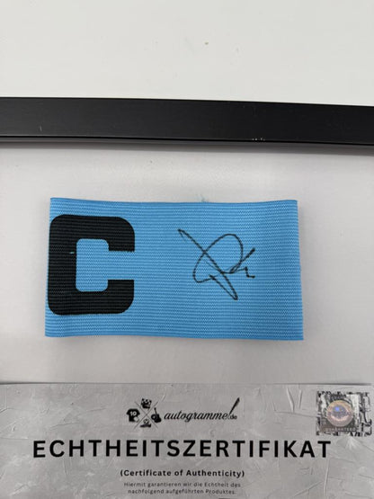 Kapitänsbinde Jeanuël Belocian signiert im Rahmen Bayer Leverkusen Autogramm