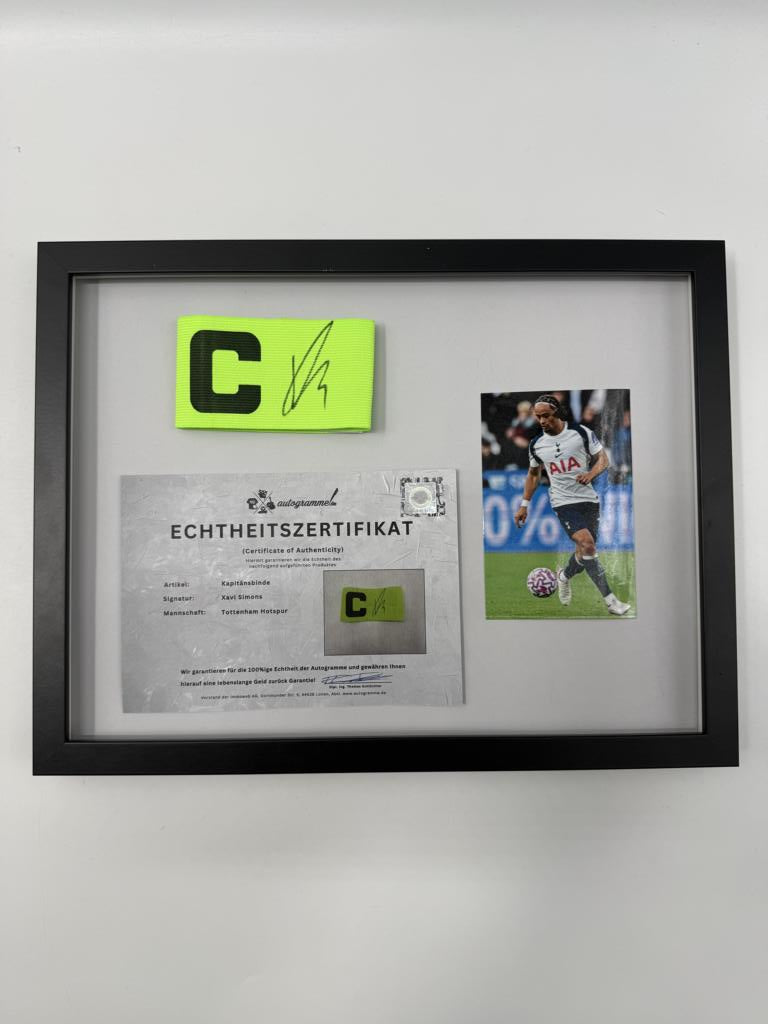Kapitänsbinde Xavi Simons signiert im Rahmen Tottenham Hotspur