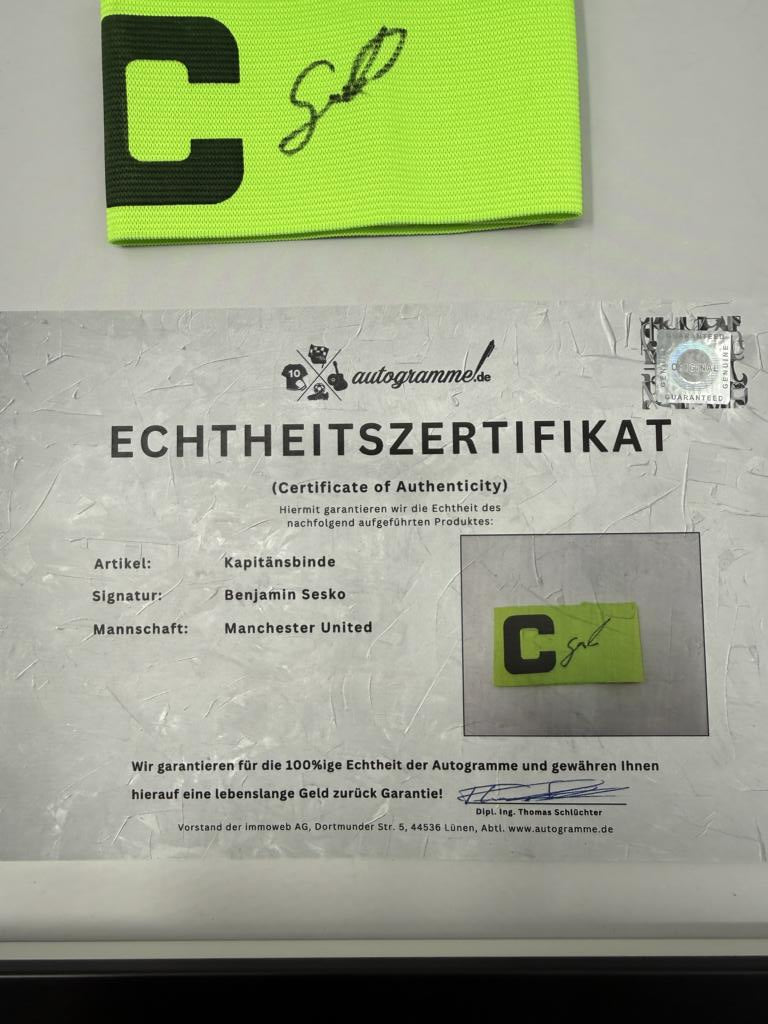 Kapitänsbinde Benjamin Sesko signiert im Rahmen Manchester United COA Fußball