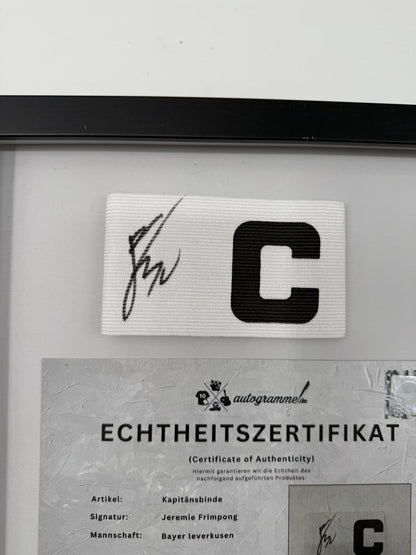 Kapitänsbinde Jeremie Frimpong signiert im Rahmen Bayer Leverkusen Autogramm
