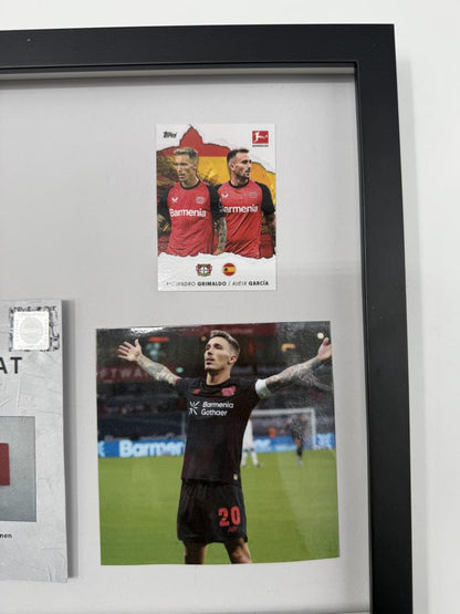 Kapitänsbinde Alejandro Grimaldo signiert im Rahmen Bayer 04 Leverkusen Autogramm