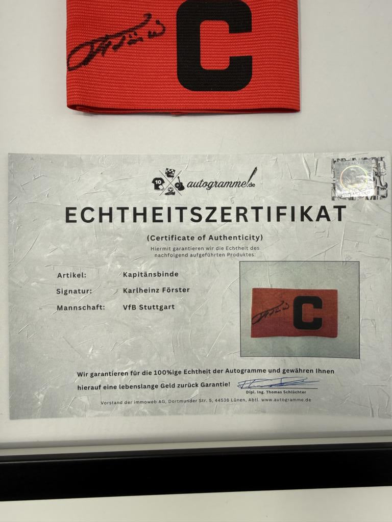 Kapitänsbinde Karlheinz Förster signiert im Rahmen VFB Stuttgart Fußball Autogramm