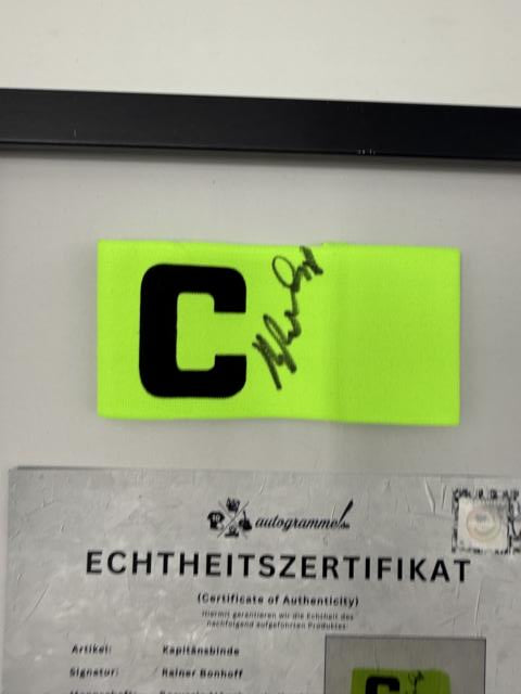 Kapitänsbinde Rainer Bonhoff signiert im Rahmen Borussia Mönchengladbach Autogramm