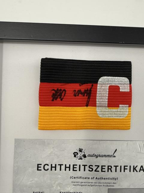 Kapitänsbinde Werner Olk signiert im Rahmen Deutschland Autogramm