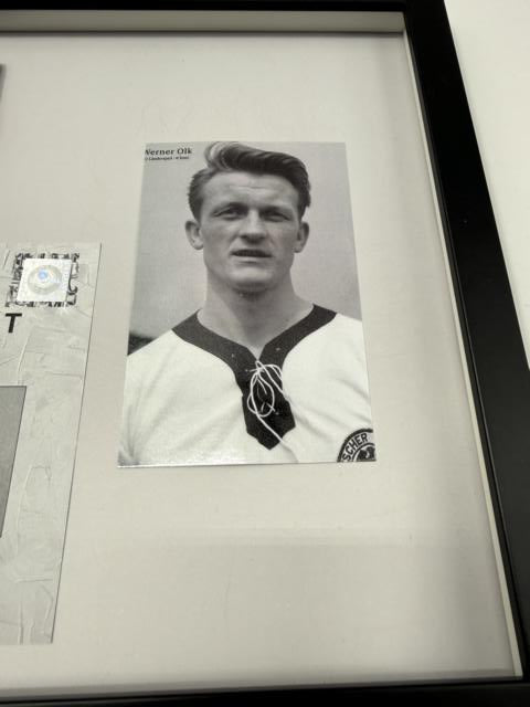 Kapitänsbinde Werner Olk signiert im Rahmen Deutschland Autogramm