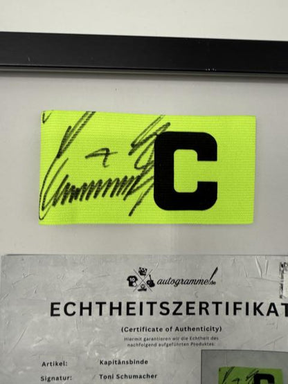 Kapitänsbinde Toni Schumacher signiert im Rahmen FC Bayern München Fußball Autogramm