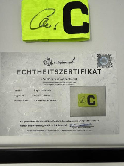 Kapitänsbinde Gunnar Sauer signiert im Rahmen Werder Bremen COA Fußball