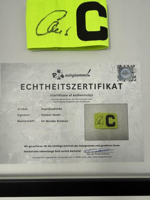 Kapitänsbinde Gunnar Sauer signiert im Rahmen Werder Bremen COA Fußball