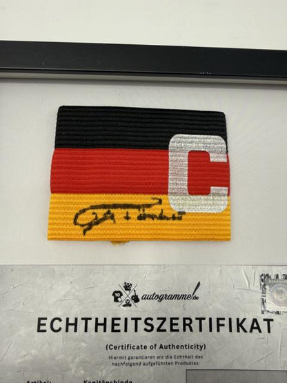 Kapitänsbinde Karlheinz Förster signiert im Rahmen Deutschland Fußball Autogramm