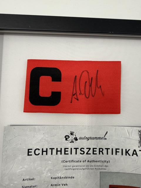 Kapitänsbinde Armin Veh signiert im Rahmen 1. FC Köln Autogramm