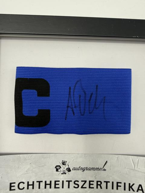 Kapitänsbinde Armin Veh signiert im Rahmen VfB Stuttgart Autogramm