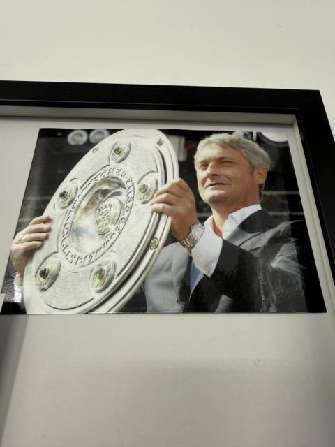 Kapitänsbinde Armin Veh signiert im Rahmen VfB Stuttgart Autogramm