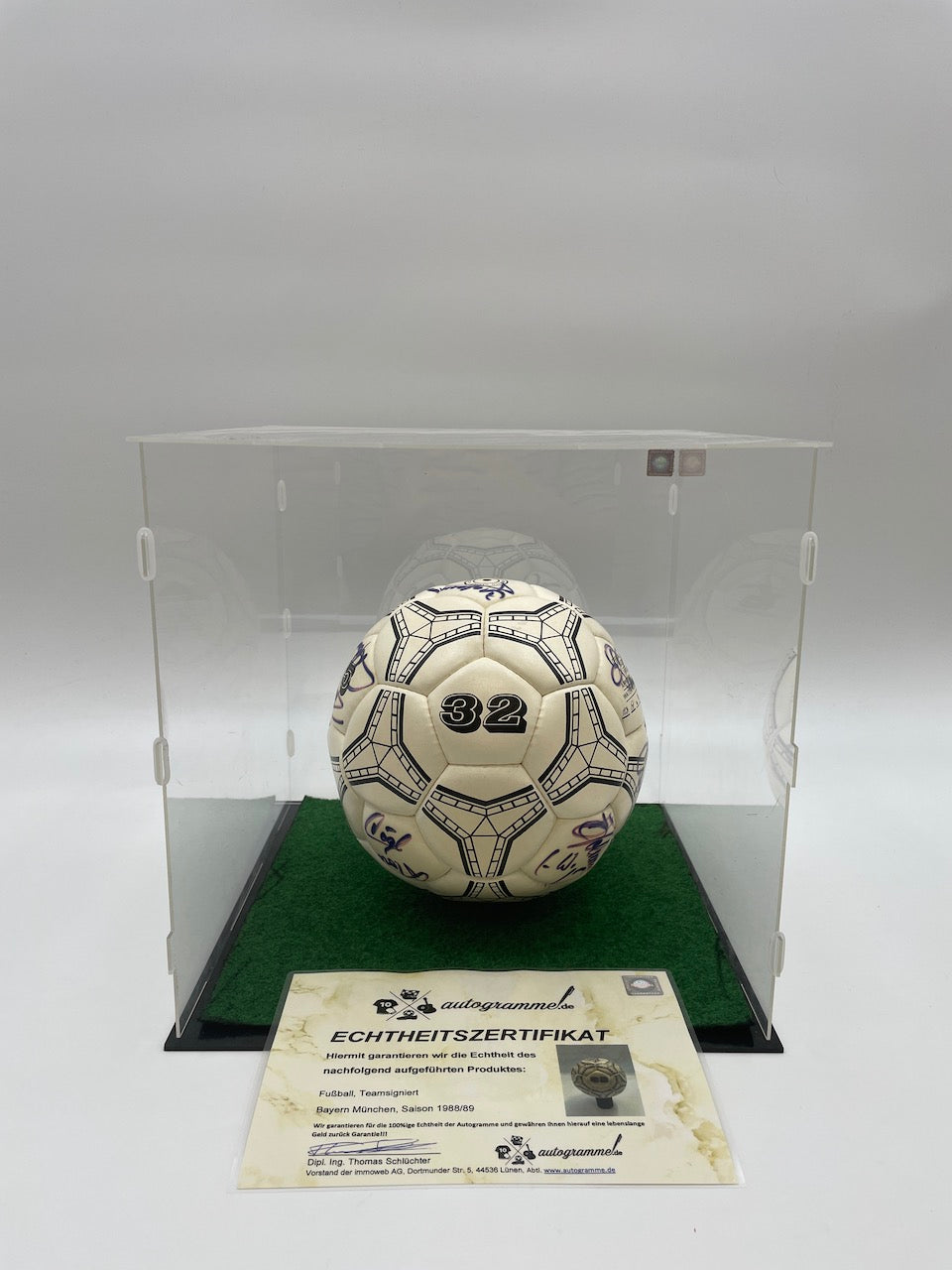 FC Bayern Football team signed 1988/1989 Signature of autograph 32 ball signed