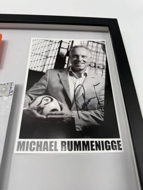 Kapitänsbinde Michael Rummenigge signiert im Rahmen Bayern München Autogramm