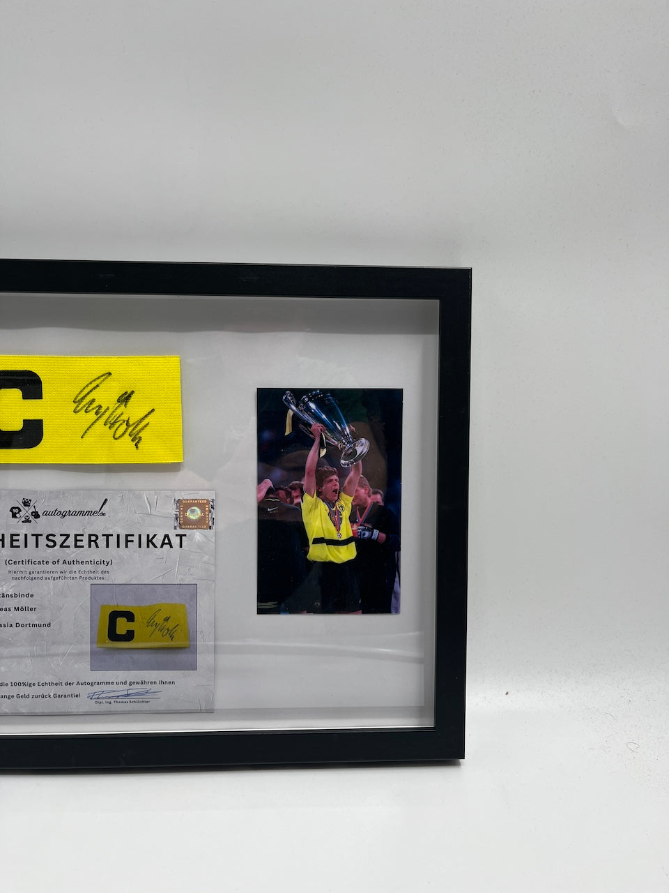 Kapitänsbinde Andreas Möller signiert im Rahmen Borussia Dortmund Autogramm COA