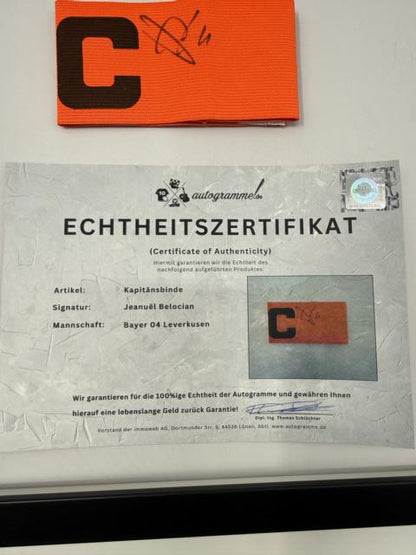 Kapitänsbinde Jeanuël Belocian signiert im Rahmen Bayer Leverkusen Autogramm