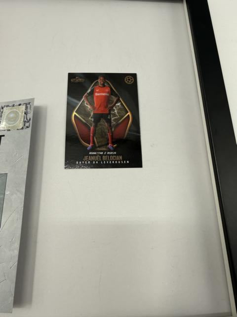 Kapitänsbinde Jeanuël Belocian signiert im Rahmen Bayer Leverkusen Autogramm