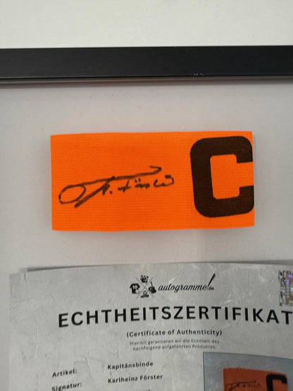 Kapitänsbinde Karlheinz Förster signiert im Rahmen VFB Stuttgart Fußball Autogramm
