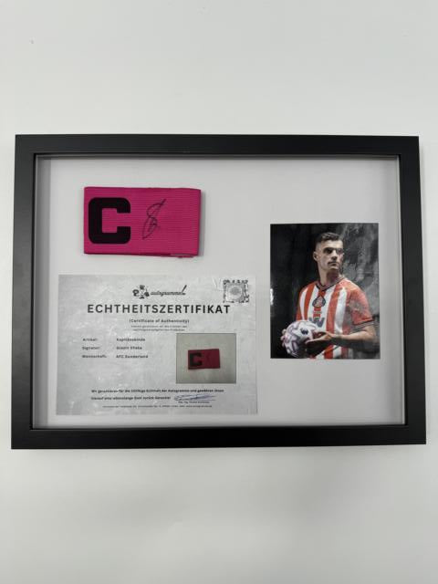 Kapitänsbinde Granit Xhaka signiert im Rahmen AFC Sunderland Fußball Autogramm