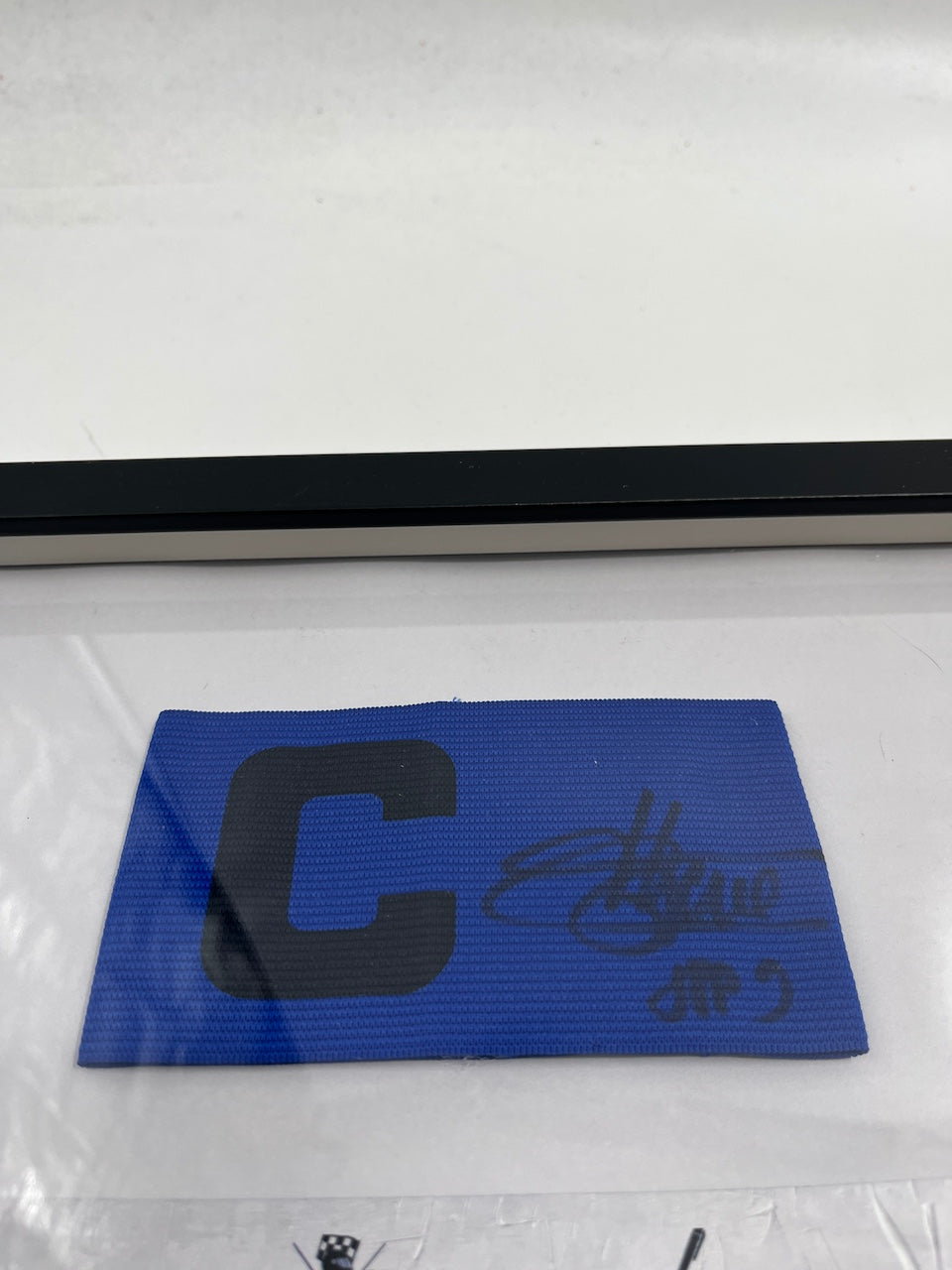 Kapitänsbinde Jean-Pierre Papin signiert im Rahmen Frankreich Autogramm COA