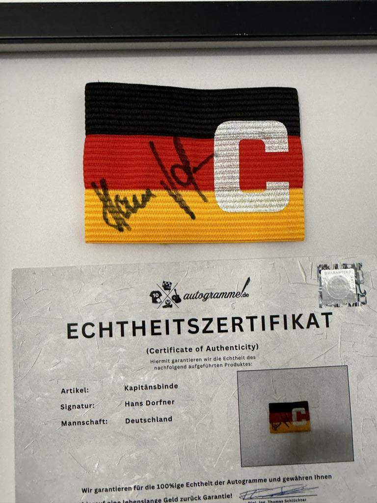 Kapitänsbinde Hans Dorfner signiert im Rahmen Deutschland Fußball Autogramm