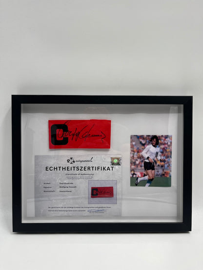 Kapitänsbinde Wolfgang Overath signiert im Rahmen DFB Fußball Autogramm COA