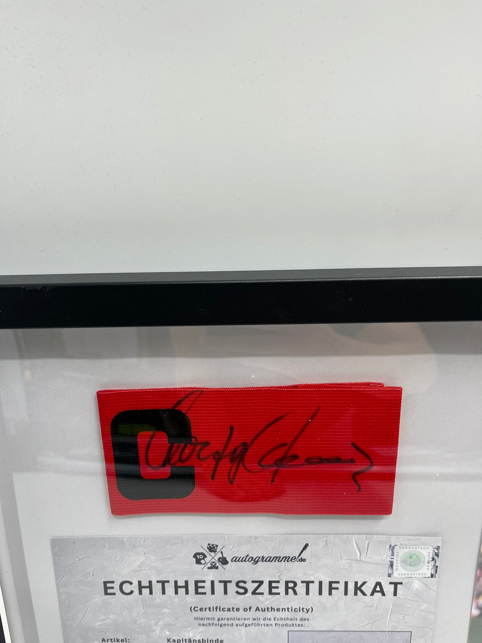 Kapitänsbinde Wolfgang Overath signiert im Rahmen DFB Fußball Autogramm COA